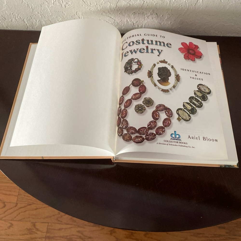 Pictorial Guide to Costume Jewelry ID & Value Ariel Bloom 2008 First Ed HB Book - Picture 5 of 5
